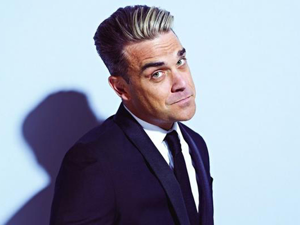 Jatuh dari Panggung, Robbie Williams Patahkan Tangan Penggemarnya!